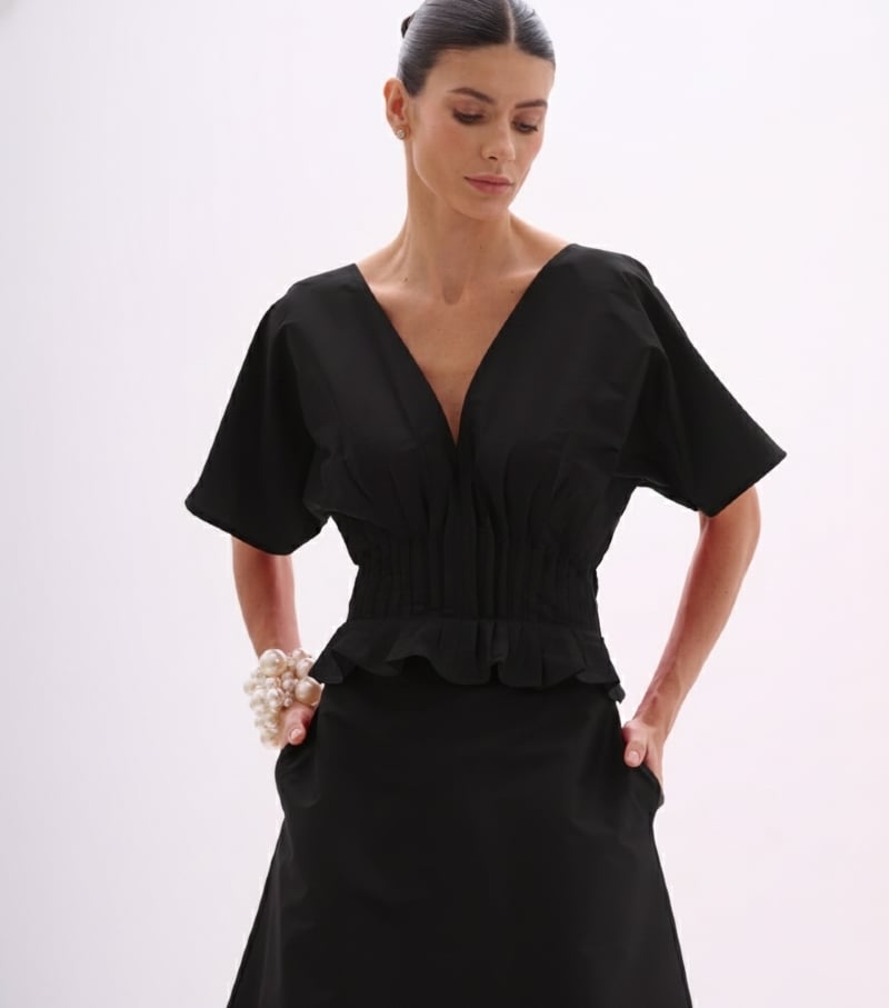 Vestido midi em tafetá preto com cintura trabalhada