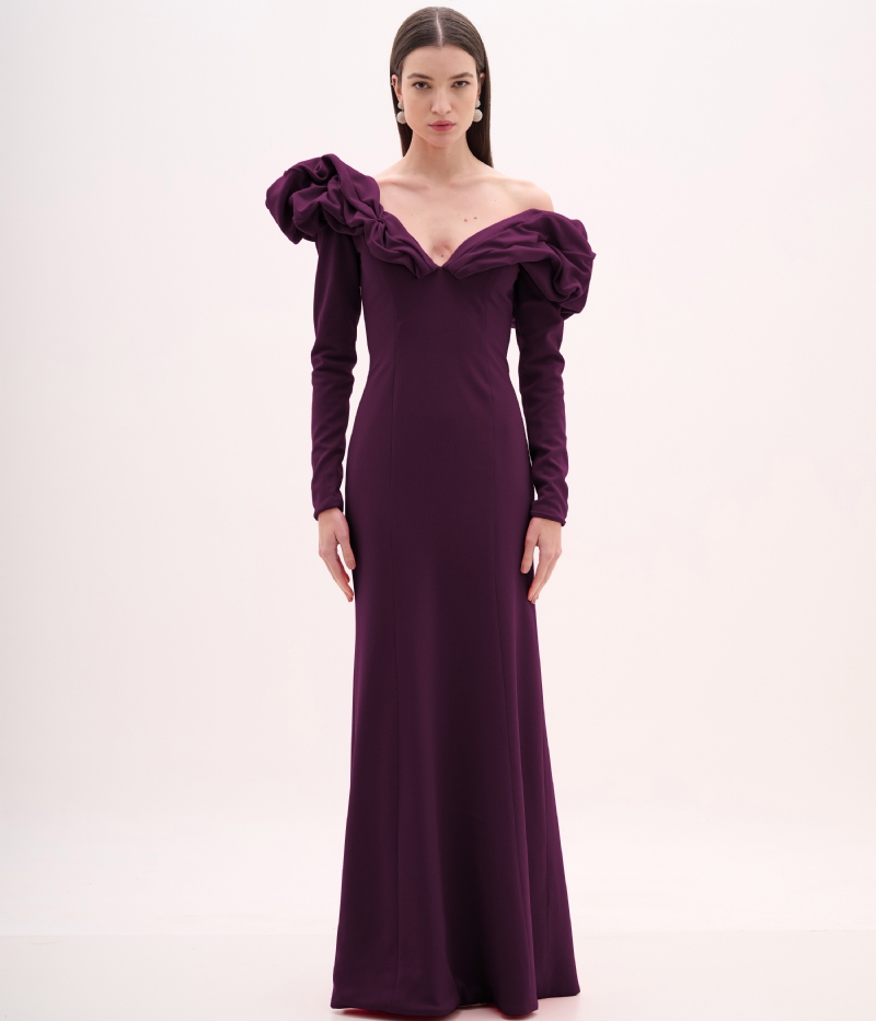 VESTIDO LONGO UVA COM DETALHE VOLUMOSO NO DECOTE