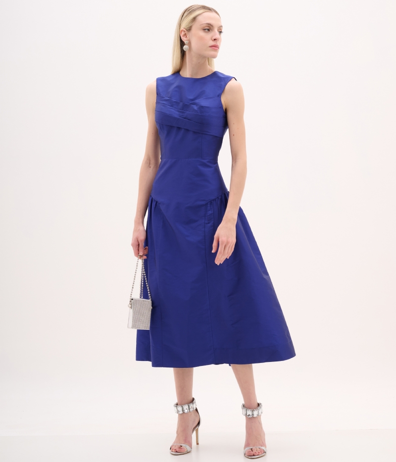 Vestido de festa midi azul com decote canoa e saia evasê