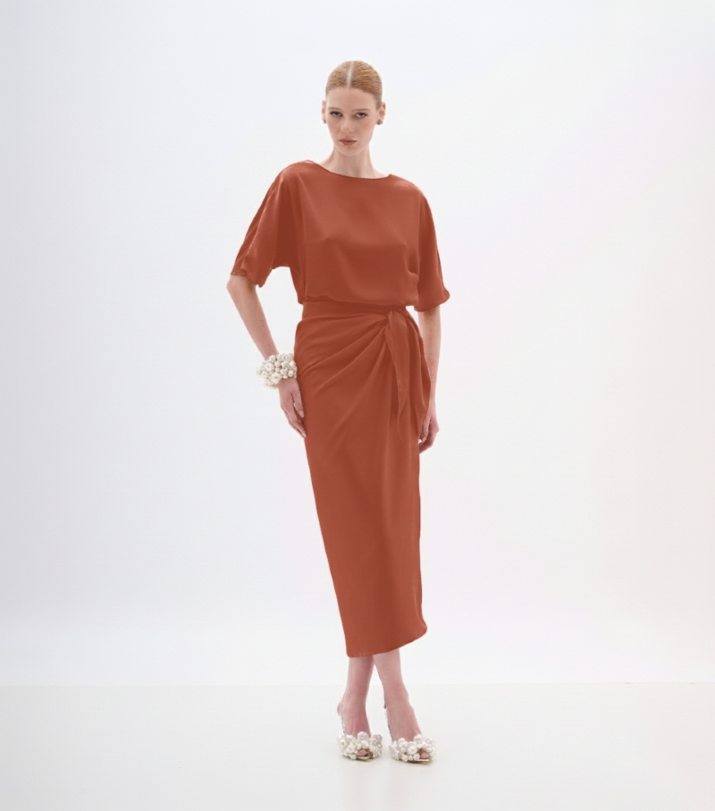 VESTIDO MIDI ENVELOPE EM CETIM TERRACOTA