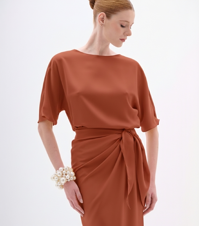 VESTIDO MIDI ENVELOPE EM CETIM TERRACOTA