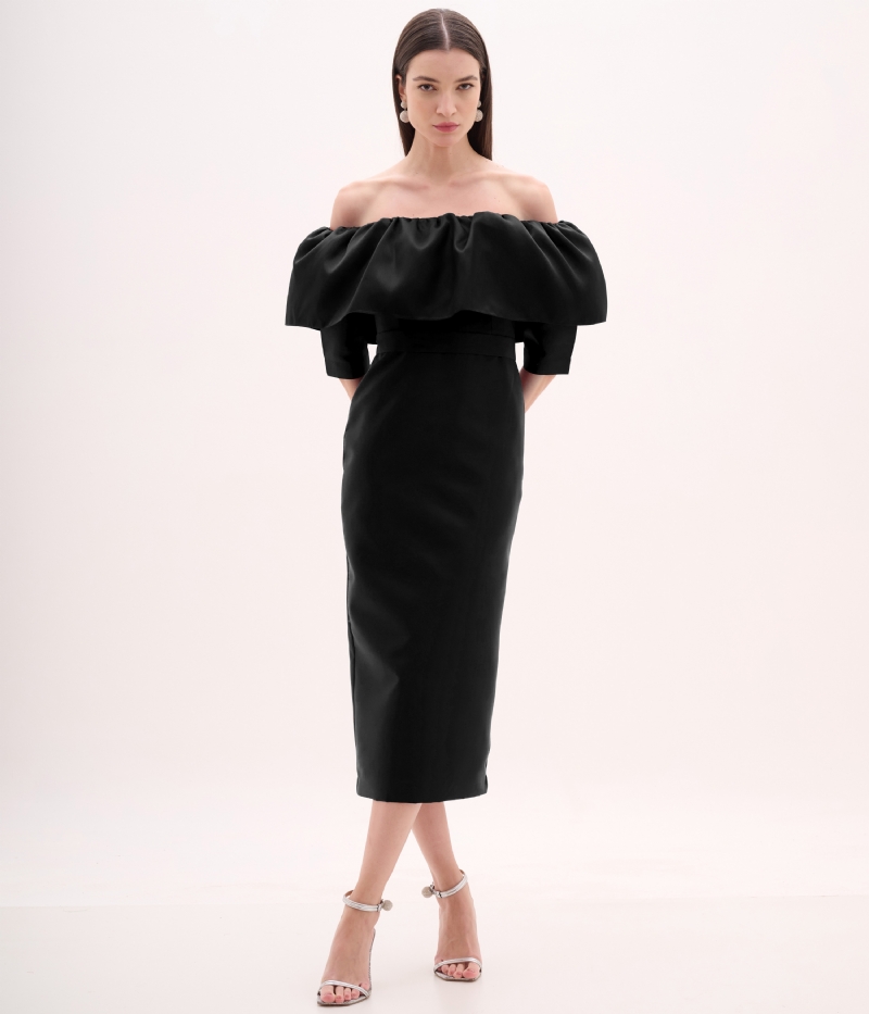 Vestido de festa midi em zibeline PRETO com decote ombro a ombro e babado estruturado