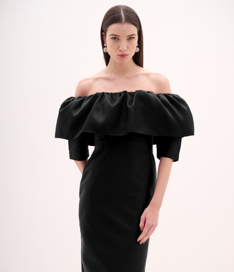 Vestido de festa midi em zibeline PRETO com decote ombro a ombro e babado estruturado