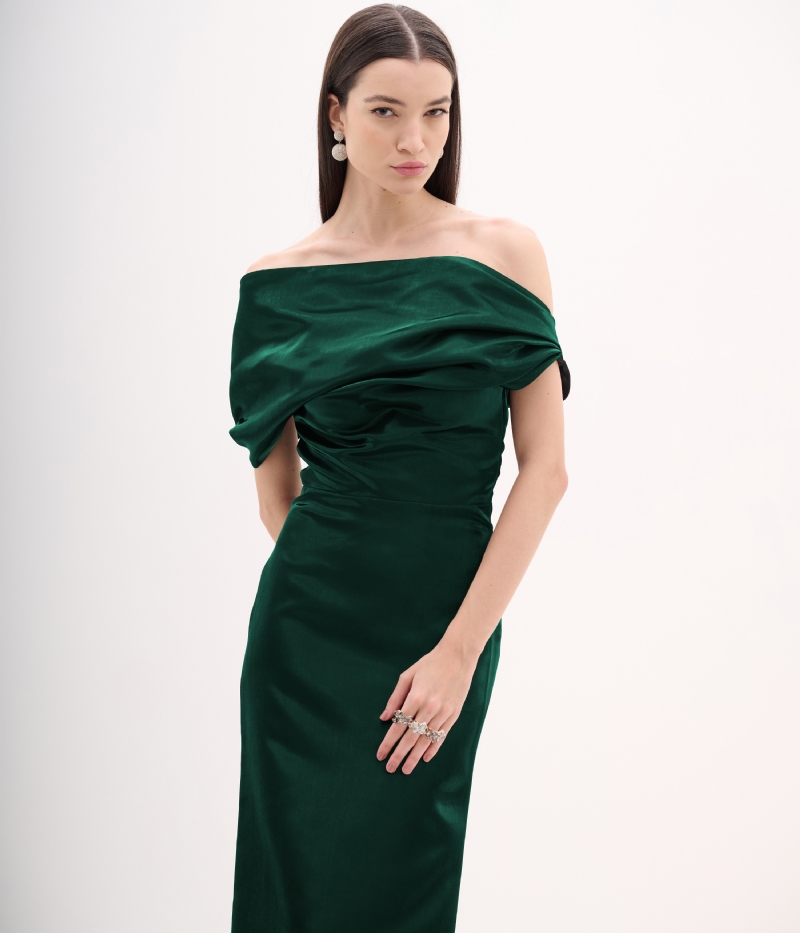 Vestido de festa longo verde com decote ombro a ombro