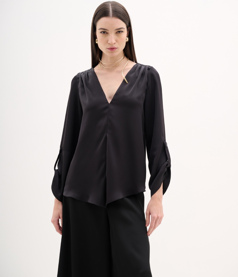 Blusa elegante preta com decote V e caimento fluido