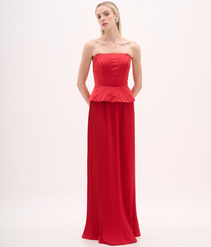 Conjunto de festa vermelho com blusa tomara que caia e saia longa plissada