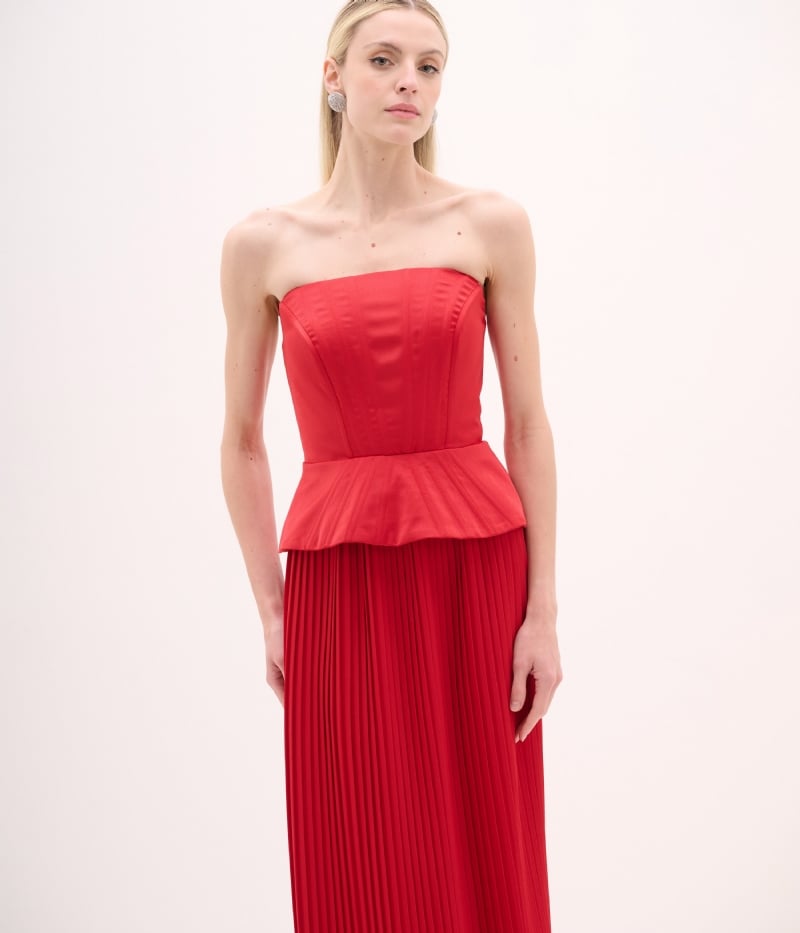 Conjunto de festa vermelho com blusa tomara que caia e saia longa plissada