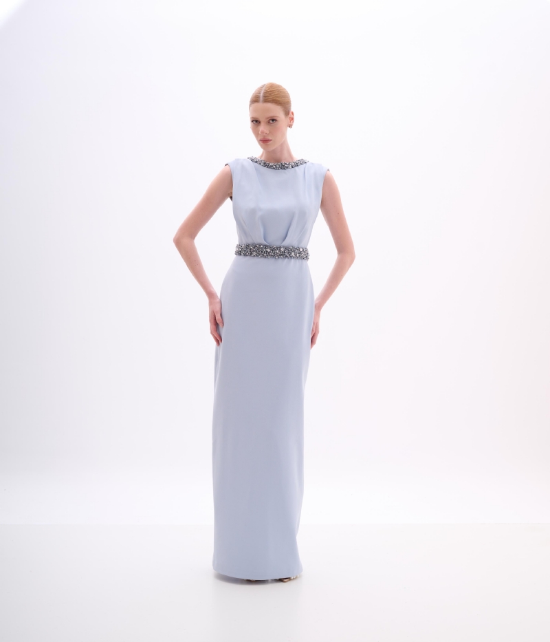 VESTIDO LONGO EM CREPE LIGHT BLUE COM CINTO BORDADO REMOVÍVEL