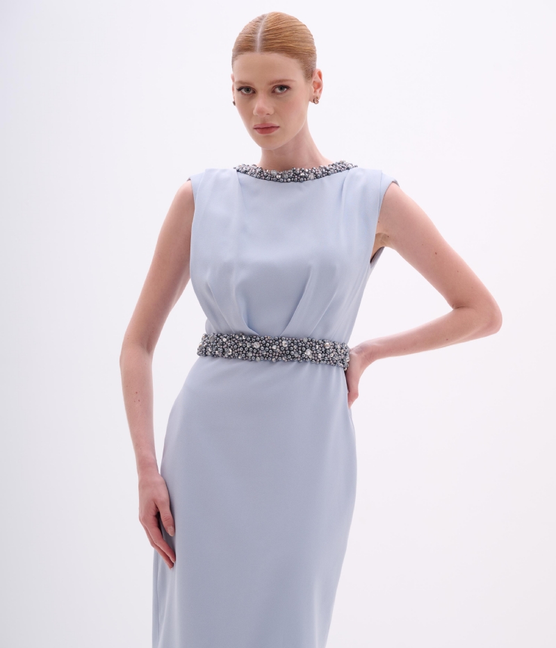 VESTIDO LONGO EM CREPE LIGHT BLUE COM CINTO BORDADO REMOVÍVEL