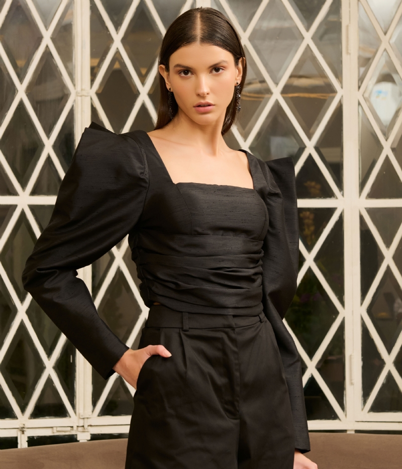 Blusa de festa preta com decote quadrado e mangas estruturadas