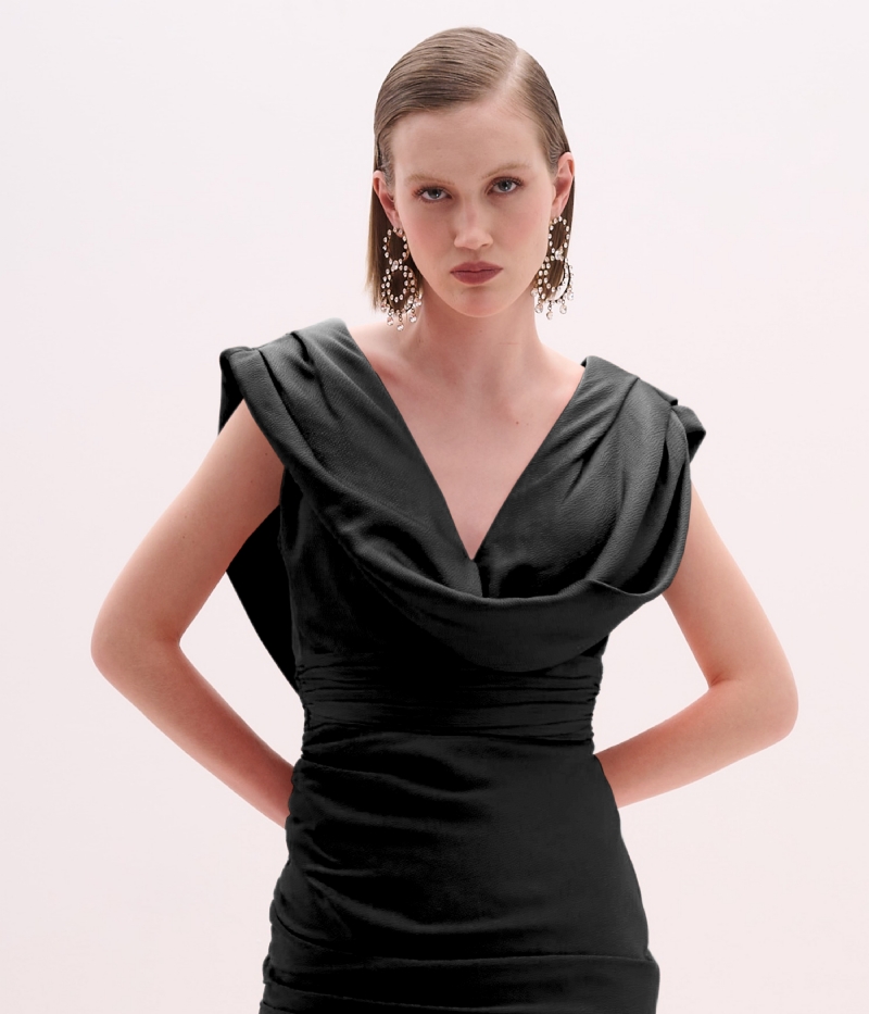 Vestido Longo Preto com Decote Drapeado e Fenda Lateral