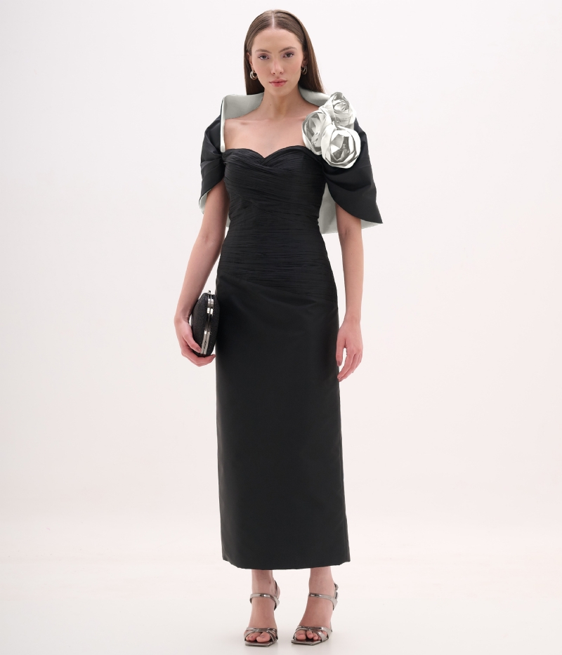 Vestido de festa drapeado com aplicação floral