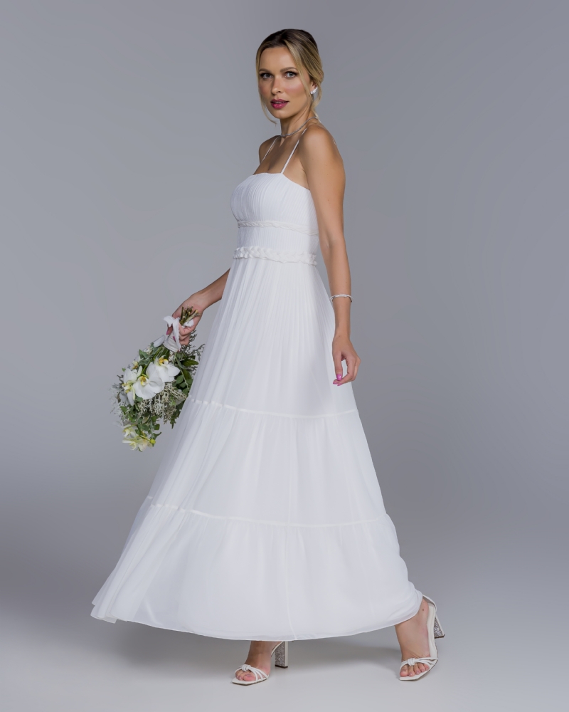 Vestido de festa longo branco com decote reto e caimento fluido