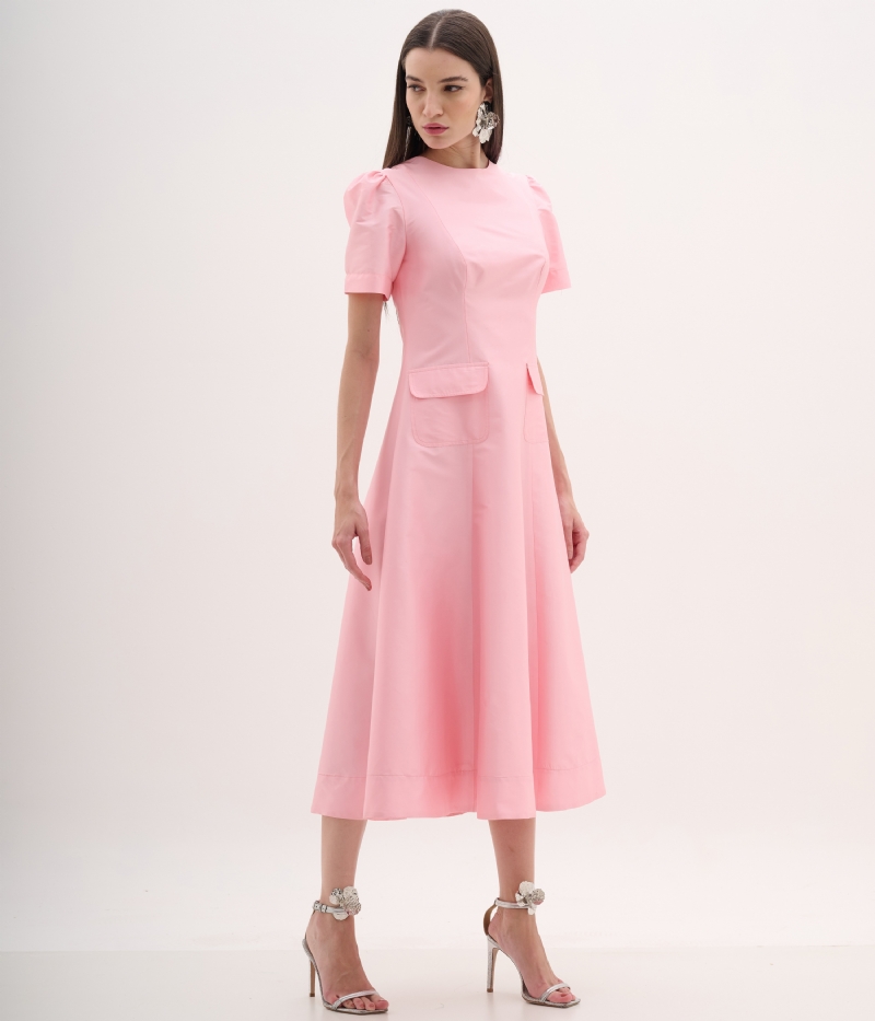 Vestido de festa midi rosa com mangas curtas e decote fechado