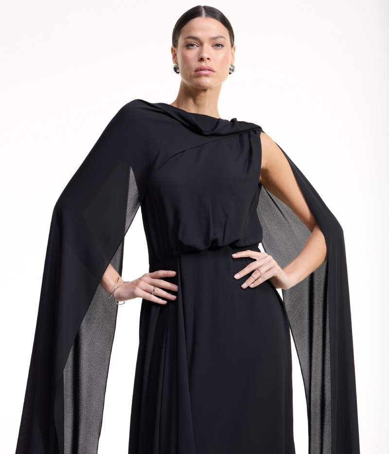 Vestido de festa longo preto um ombro só com capa fluida