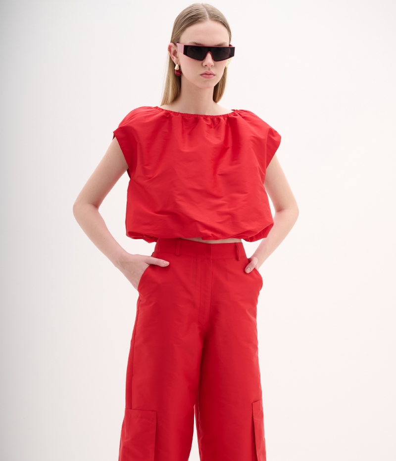 Blusa de festa vermelha com decote canoa e modelagem ampla