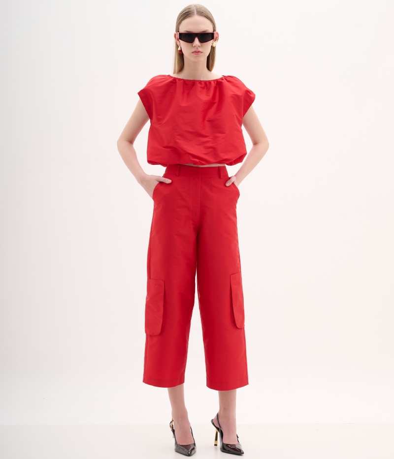 Blusa de festa vermelha com decote canoa e modelagem ampla