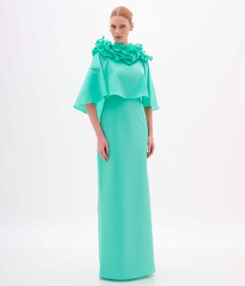 VESTIDO LONGO EM TAFETÁ AQUA COM CAPA REMOVÍVEL