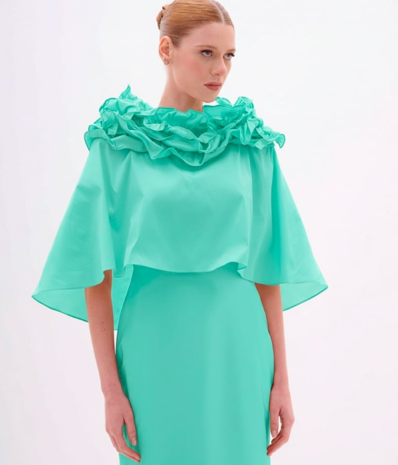 VESTIDO LONGO EM TAFETÁ AQUA COM CAPA REMOVÍVEL