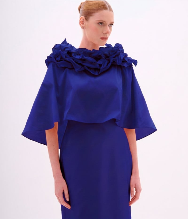 VESTIDO LONGO EM TAFETÁ AZUL NÁUTICO COM CAPA REMOVÍVEL