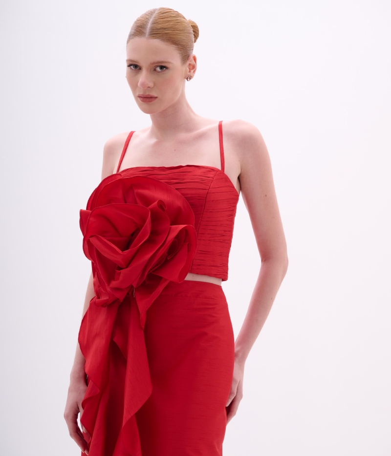 CROPPED EM SHANTUNG VERMELHO COM FLOR ESCULTURAL