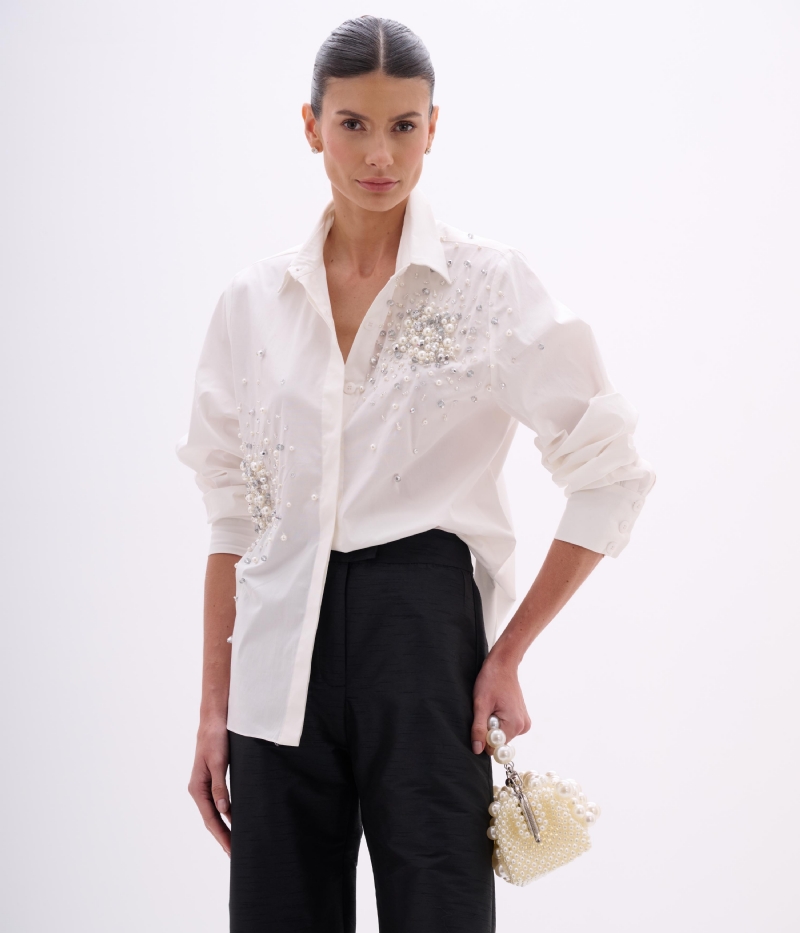 CAMISA EM TRICOLINE COM BORDADOS EXCLUSIVOS