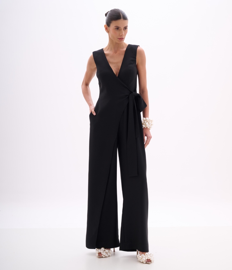 MACACÃO EM CREPE ACETINADO PRETO COM AMARRAÇÃO