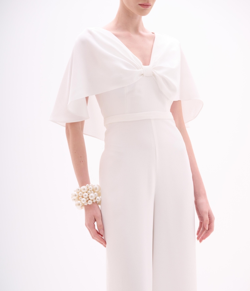 MACACÃO EM CREPE ACETINADO BRANCO COM MANGAS CAPA