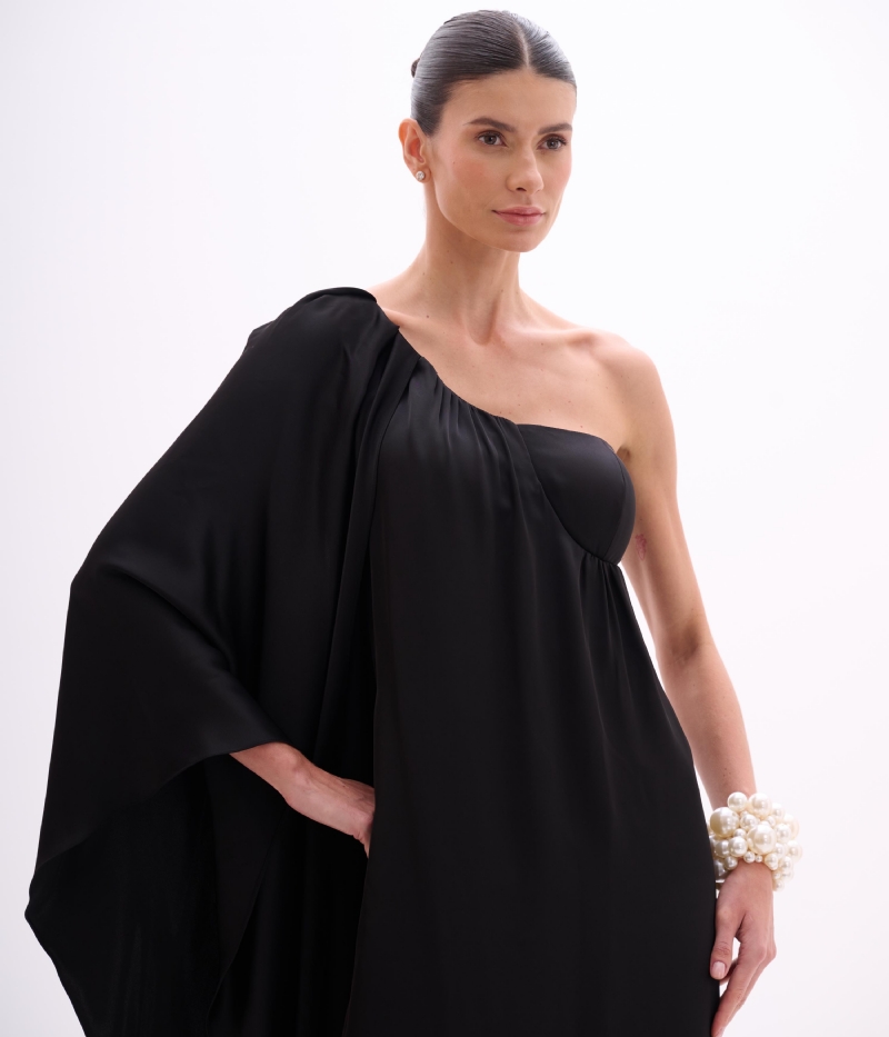 VESTIDO LONGO EM CETIM PRETO COM RECORTE NO BUSTO