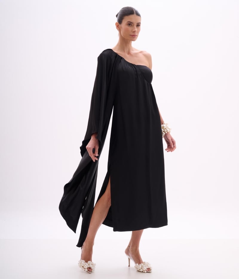 VESTIDO LONGO EM CETIM PRETO COM RECORTE NO BUSTO