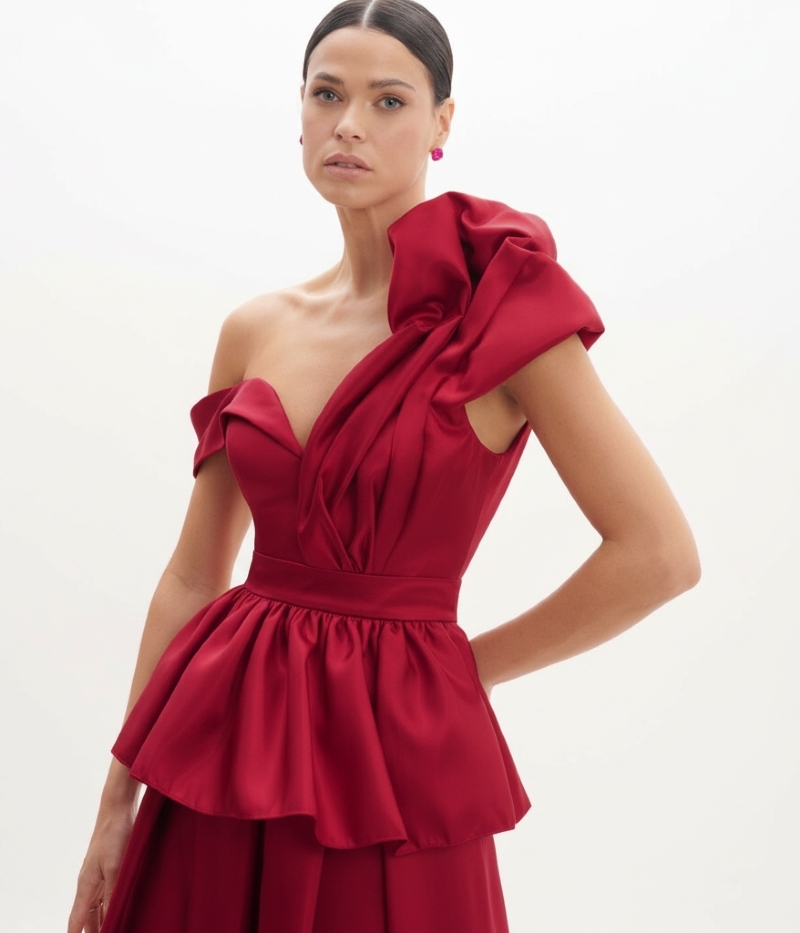 VESTIDO VERMELHO COM EFEITO ESPELHADO E BASQUE REMOVÍVEL