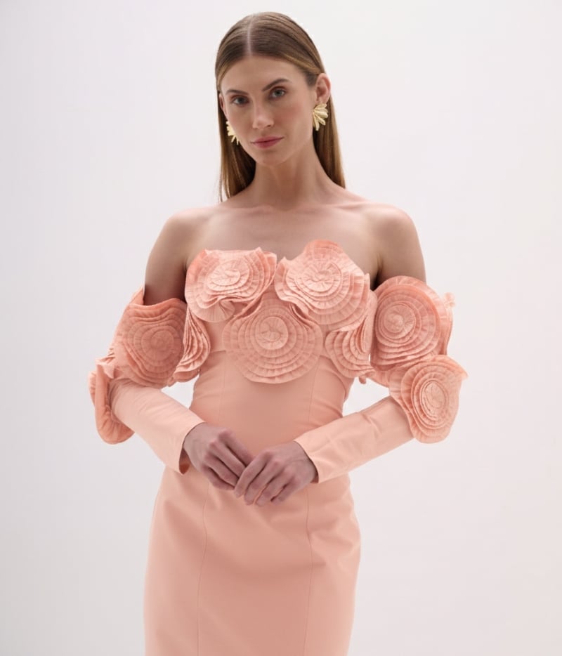VESTIDO LONGO EM TAFETÁ ROSA SALMÃO COM APLICAÇÕES FLORAIS