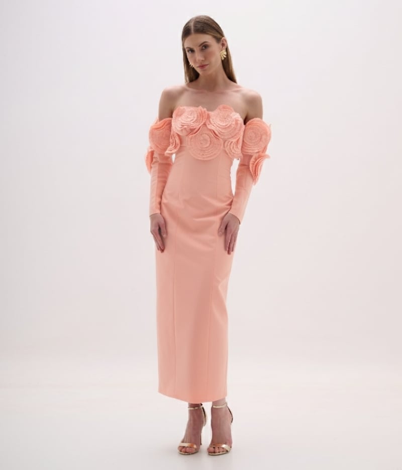 VESTIDO LONGO EM TAFETÁ ROSA SALMÃO COM APLICAÇÕES FLORAIS