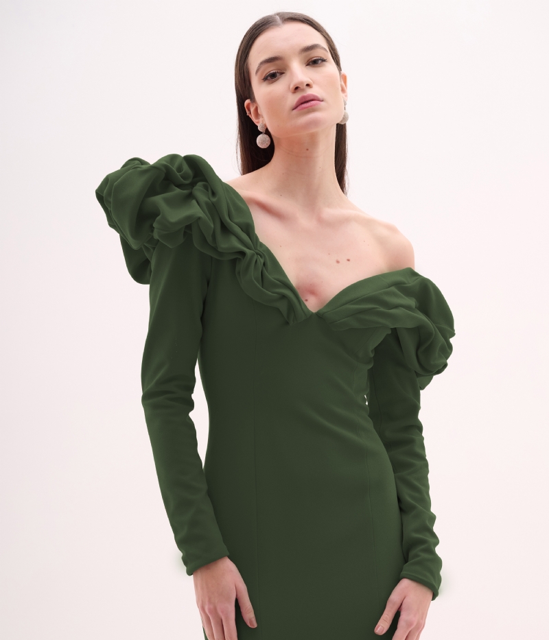 VESTIDO LONGO OLIVA COM DETALHE VOLUMOSO NO DECOTE