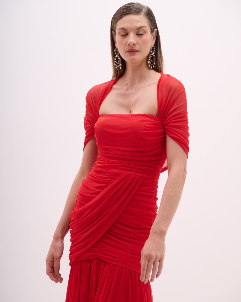 VESTIDO LONGO EM TULE VERMELHO COM ALÇAS EFEITO "CAPA"