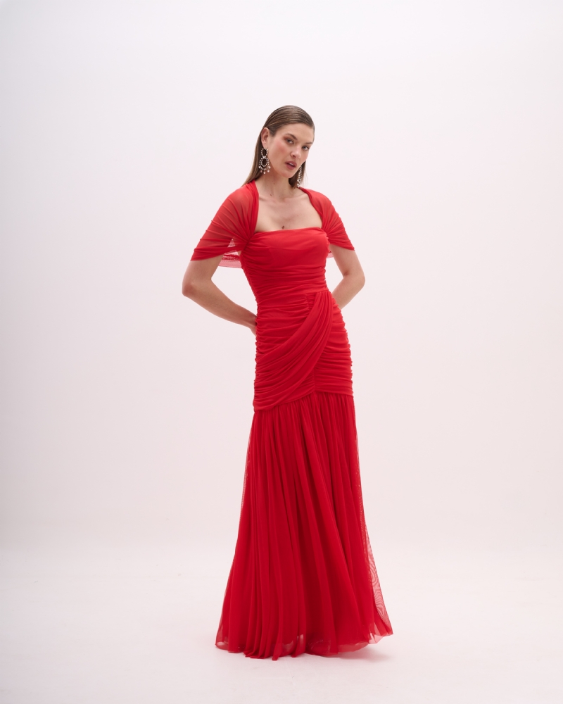 VESTIDO LONGO EM TULE VERMELHO COM ALÇAS EFEITO "CAPA"