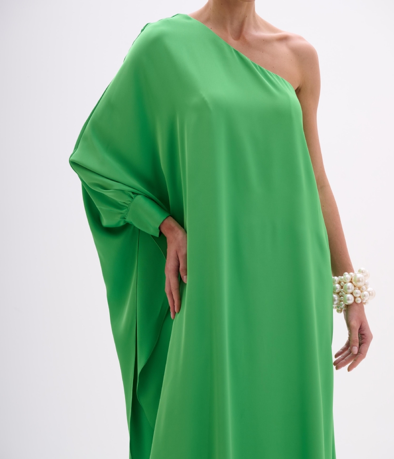 VESTIDO LONGO ASSIMÉTRICO EM CETIM VERDE ESMERALDA