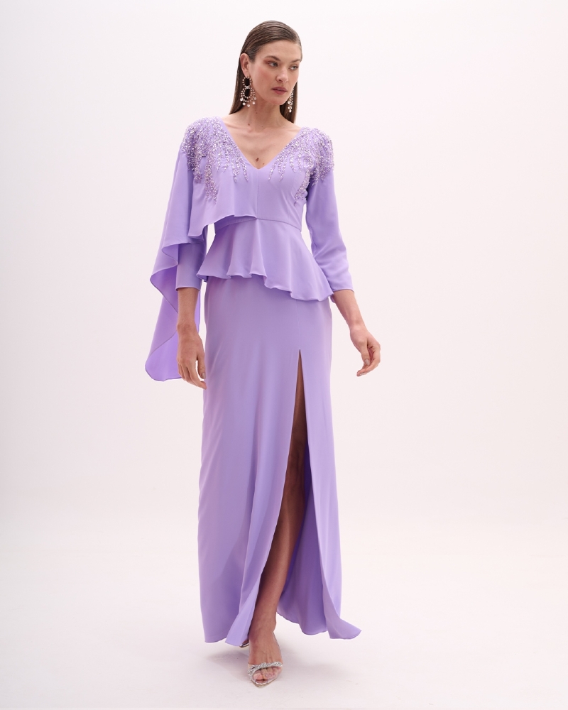 VESTIDO LONGO LILÁS COM BUSTO BORDADO E MANGA CAPA