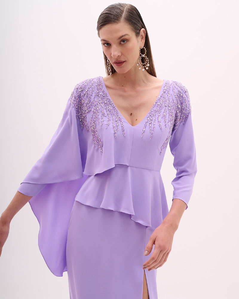 VESTIDO LONGO LILÁS COM BUSTO BORDADO E MANGA CAPA