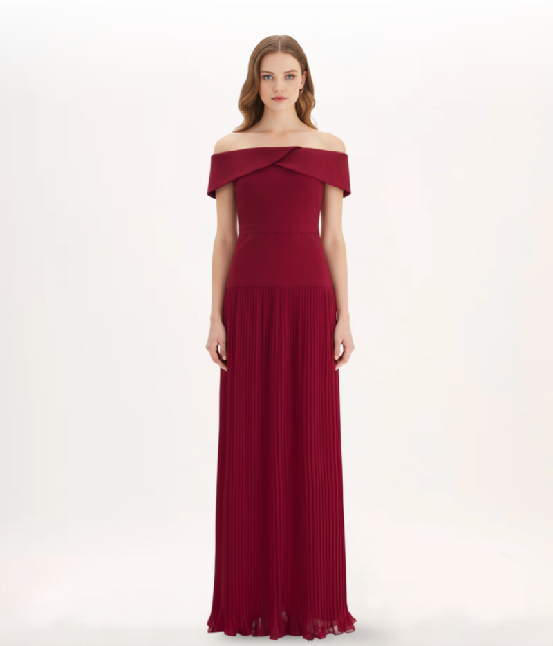 VESTIDO LONGO EM CREPE PLISSADO VERMELHO GRANADA COM DECOTE OMBRO A OMBRO