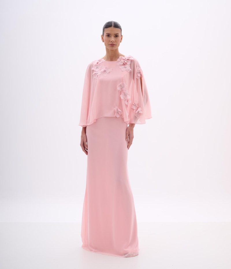 Vestido de festa longo rosa com capa e aplicações florais 3D