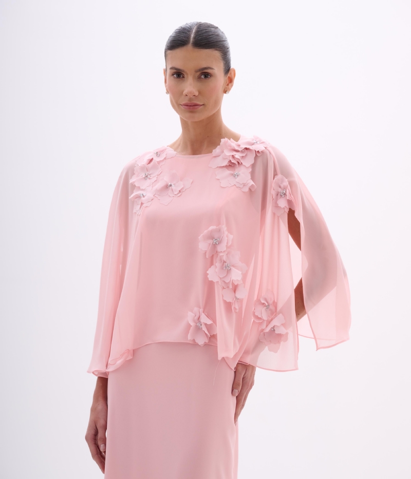 Vestido de festa longo rosa com capa e aplicações florais 3D