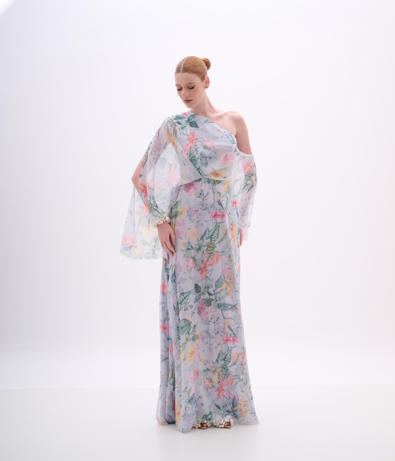 VESTIDO LONGO ESTAMPADO COM MANGA CAPA ASSIMÉTRICA