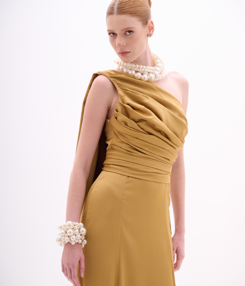 VESTIDO LONGO DOURADO COM DRAPEADOS E UM OMBRO SÓ