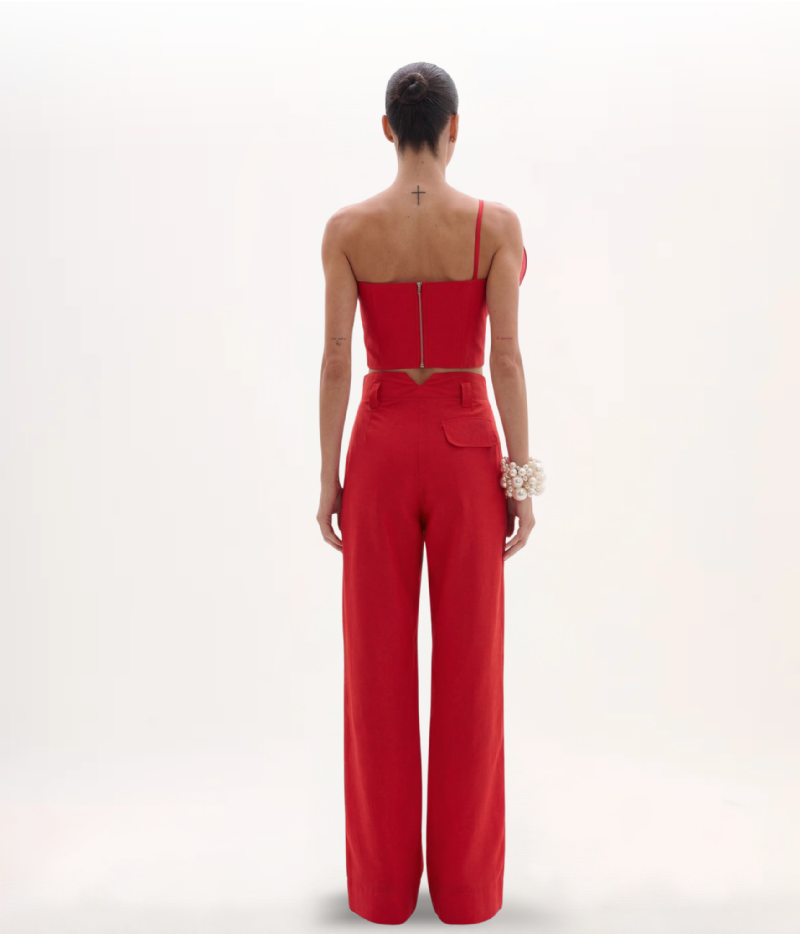 CROPPED ASSIMÉTRICO VERMELHO EM SHANTUNG COM FLOR NO OMBRO