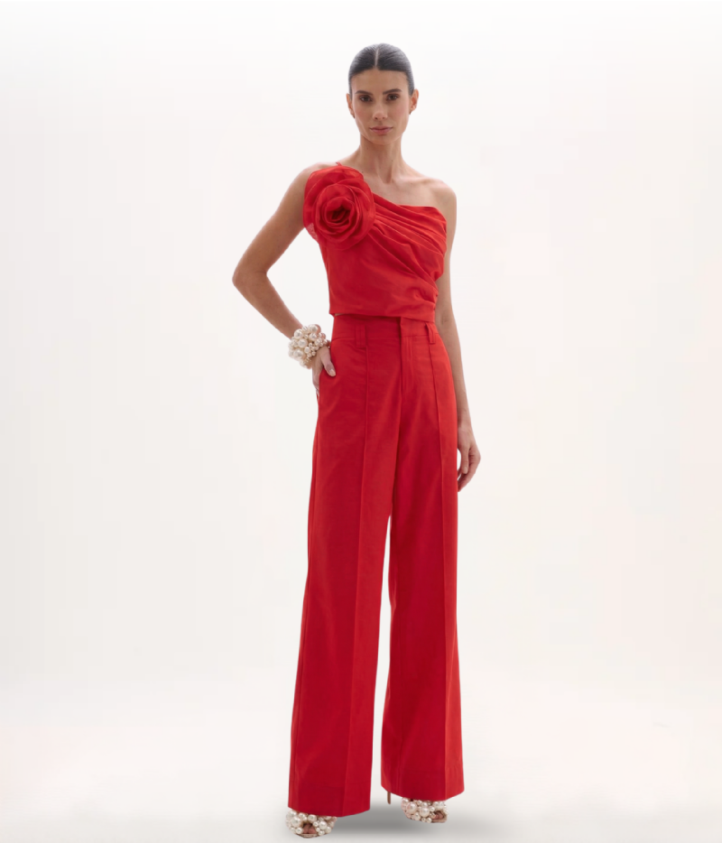 CROPPED ASSIMÉTRICO VERMELHO EM SHANTUNG COM FLOR NO OMBRO