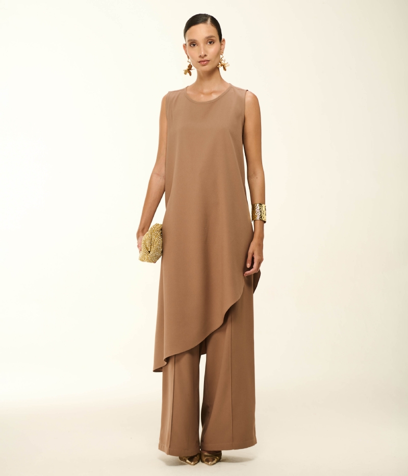 BLUSA ASSIMÉTRICA EM CREPE COM CAIMENTO FLUIDO