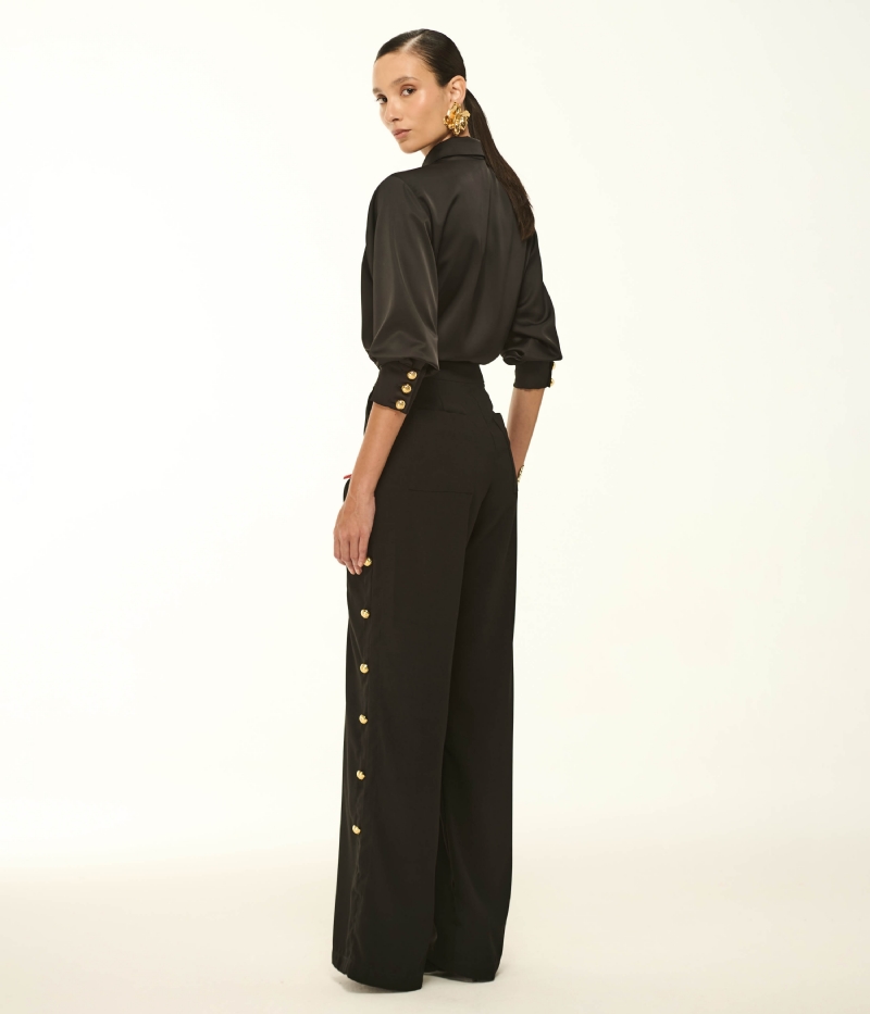 CALÇA PANTALONA EM CREPE COM BOTÕES LATERAIS DOURADOS