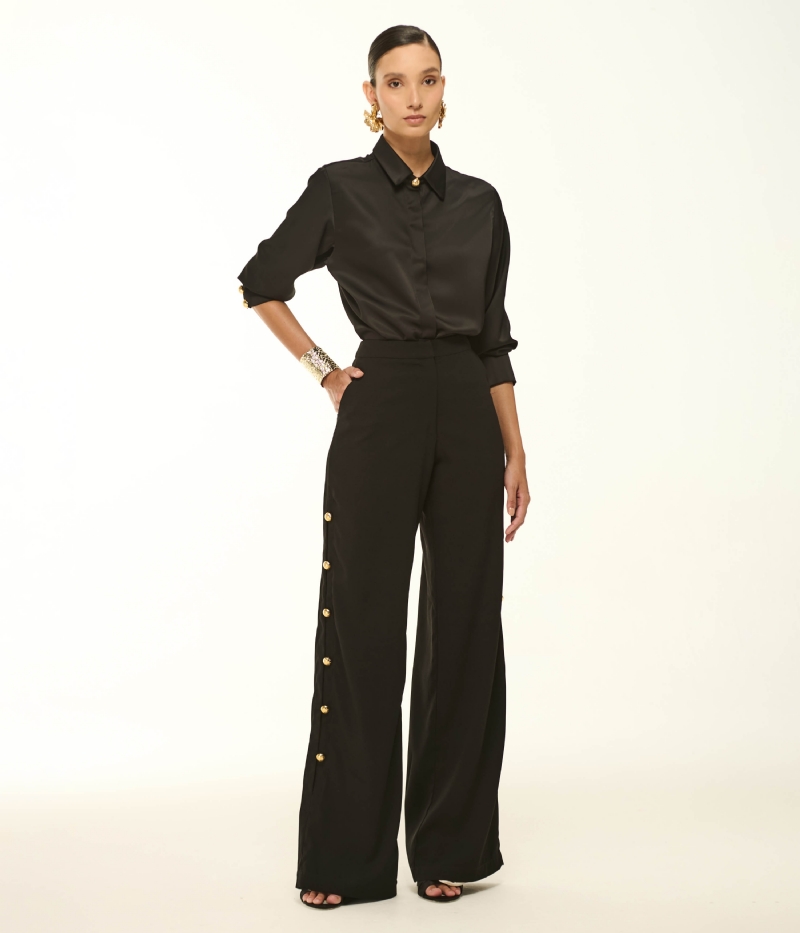 CALÇA PANTALONA EM CREPE COM BOTÕES LATERAIS DOURADOS