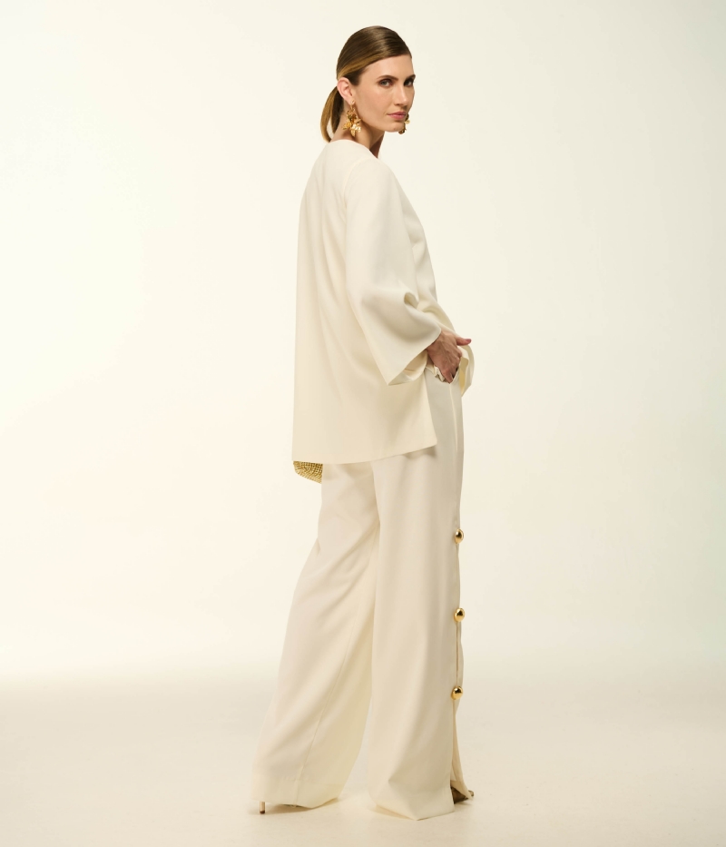 CALÇA PANTALONA EM CREPE COM FENDAS E BOTÕES DOURADOS